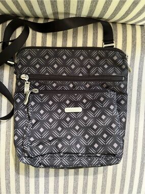 EUC Baggallini Geometric print Crossbody & Wristlet Set